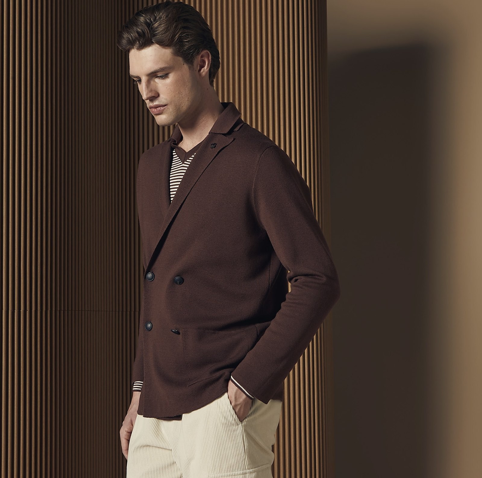 Gebreid bordeaux colbert op een corduroy broek, herenmode bij NERO in Wijchen