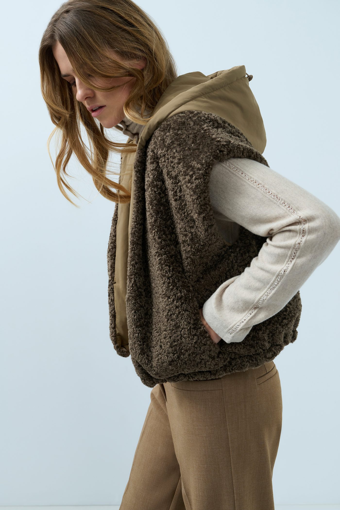 Teddy bodywarmer van Yaya over een gebreide trui